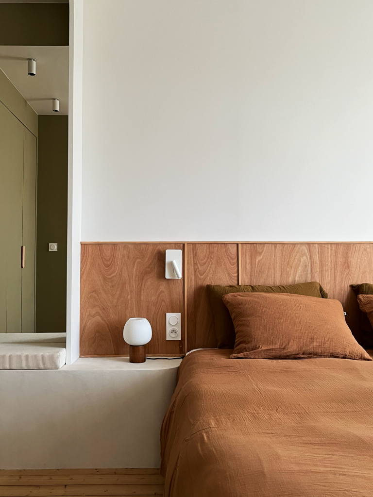 Chambre cocooning avec tête de lit en bois