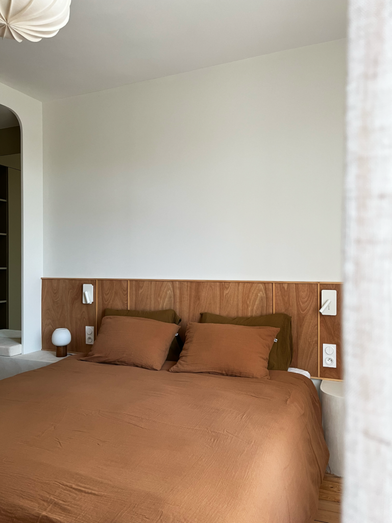 Chambre cocooning avec tête de lit en bois